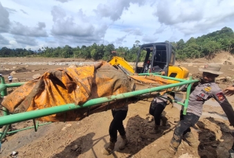 Respons Cepat Brimob Polda Riau : Dua Korban Banjir Ditemukan di Agam