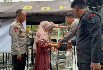 Di Tengah Bencana, Brimob Riau Bawa Harapan : Sembako dan Air Bersih untuk Warga Terdampak
