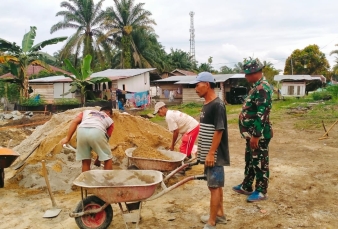 Babinsa Koramil 01/BKN Kawal Percepatan Pembangunan KDKMP, Pastikan Kualitas dan Tepat Waktu
