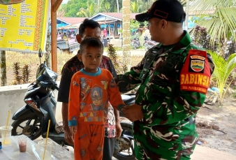 Memasuki Musim Penghujan, Babinsa Koramil 06 Siak Hulu Anjurkan Warga Jaga Kesehatan Anak