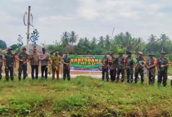 Semangat Personil TNI AD di Kabupaten Rokan Hulu Menanam Pohon
