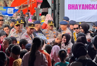 Kapolri Tinjau Posko Pengungsian di Aceh Tamiang, Salurkan Bantuan ke Korban Bencana