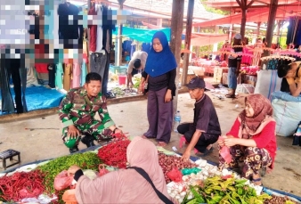 Babinsa Koramil 02 Rambah Kodim 0313/KPR Monitoring Sembako Jelang Nataru 