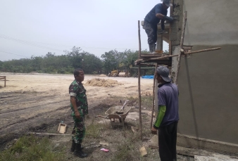 Babinsa Koramil 07/Kampar Serma Martha Suryadi dan Warga Laksanakan Goro Bangun Musholla