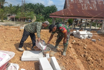 Babinsa Serda Efrizal Pantau Pembangunan KDKMP di Wilayah Binaan