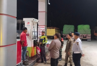 Babinsa Koramil 04/Pkl.Kuras Bersama Polsek Ukui Laksanakan Patroli Wilayah Datangi Titik Keramaian