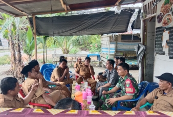 Babinsa Koramil 14/Kepenuhan Komsos Bersama perangkat Desa Pekan Tebih