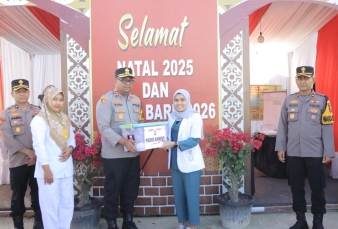 Awali Tahun dengan Sentuhan Pimpinan, Kapolres Kampar Cek Kesiapan Pos Pam Tapung dan Beri Bingkisan