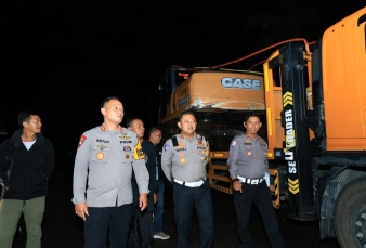 Percepat Rehabilitasi Banjir Palembayan, Polda Riau Kirim Bantuan 3 Alat Berat