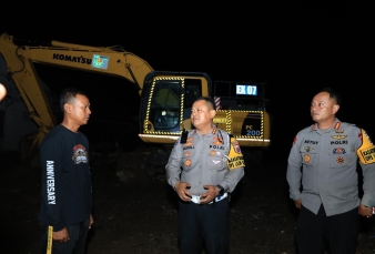 Dansat Brimob Polda Riau dan Ditlantas Riau kembali kirim 3 alat berat ke kabupaten agam 