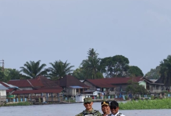 Dandim 0313/Kpr Bersama Forkopimda Pelalawan Patroli di Sungai Kampar, Pantau Debit Air dan Warga