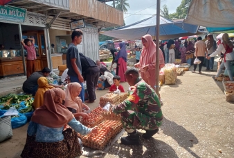 Babinsa Koramil 03/Bunut Turun ke Pasar Tradisional, Cek Dan Pastikan Harga Sembako Tetap Stabil