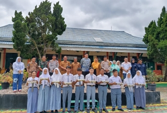 Peltu H.J. Saragih Wakili Danramil Hadiri Launching Pemberian MBG Di SMAN 1 Pkl Kuras