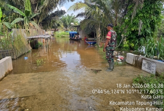 Tingginya Intensitas Hujan, Babinsa Koramil 16/ Tapung Pantau Air Luapan Sungai di Desa Koto Garo
