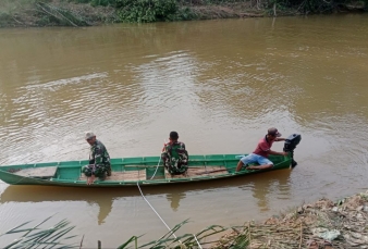 Dukung Program Pemerintah, Babinsa Koramil 16/Tapung Dampingi Tim Surve Pembuat Jembatan