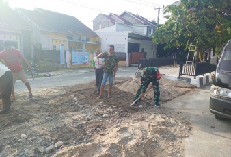 Babinsa Koramil 07/Kampar Serda Karnovan Dianto Gotong-Royong Bantu Warga Cor Jalan