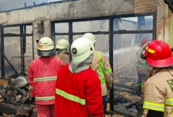 DPKP Pekanbaru Bantu Padamkan Kebakaran Rumah dan Kios di Cendrawasih