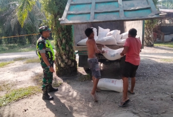 Kebersamaan Babinsa Koramil 14/Kpn Dan Warganya, Tumbuhkan Kekompakan Serta Kemanunggalan