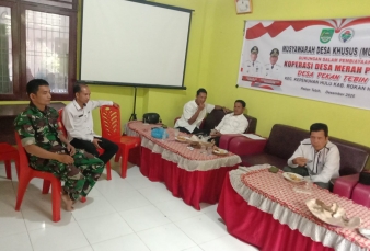 Bersinergi, Babinsa Koramil 14/Kepenuhan Komsos Bersama Perangkat Desa Pekan Tebih