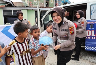 Satlantas Polresta Pekanbaru Bagikan Helm Gratis, Ajak Warga Lebih Taat Berlalu Lintas