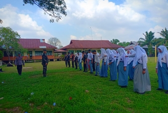 Danpos Pelalawan Bersama Bhabinkamtibmas Tanamkan Disiplin dan Nasionalisme di SMAN 01 