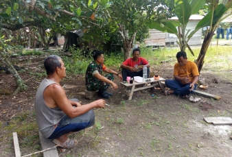 Keakraban Babinsa koramil 14/kpn dan Warganya, Tumbuhkan Kekompakan Serta Kemanunggalan