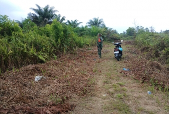 Babinsa Koramil 07/Kampar Laksanakan Patroli dan Sosialisasi Cegah Terjadinya Karlahut