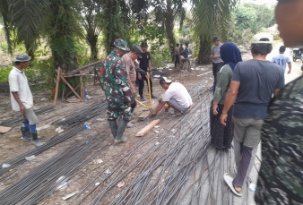 Sertu Ilham Khairi Goro Pembangunan Jembatan Bersama Warga dan Anggota Polsek