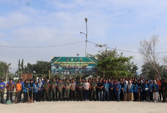 Sinergi TNI, Polri, dan Pemda Bersihkan Taman Kota Bangkinang demi Lingkungan Sehat