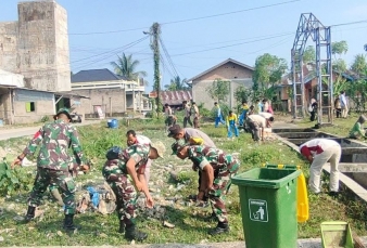Jalankan Perintah Presiden, Petugas Gabungan Bersihkan Sampah di Riau