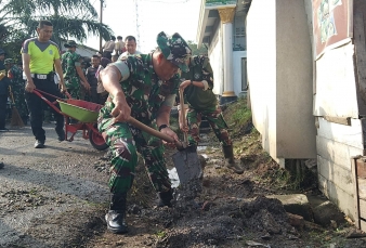 Wujudkan Program TNI Zero Waste, Personel Gabungan Gelar Goro Massal di Pasar Baru Pangkalan Kerinci