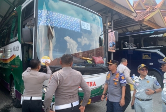 Satlantas Polresta Pekanbaru Gelar Ramp Check dan Pemeriksaan Kesehatan Sopir Bus di Terminal BRPS