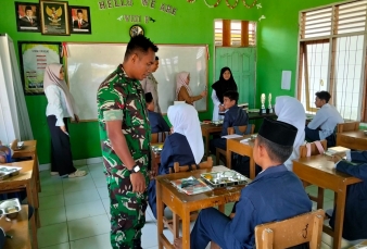 Babinsa Koramil 03/Bunut Dampingi Program Makan Bergizi Gratis di Bandar Petalangan