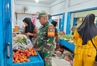 Babinsa Koramil 03/Bunut Kodim 0313/KPR Laksanakan Pengecekan Harga Sembako di Pasar Tradisional