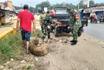 Ciptakan Lingkungan Bersih, Anggota Koramil 16/Tapung Bersama Pemdes Goro di Pasar
