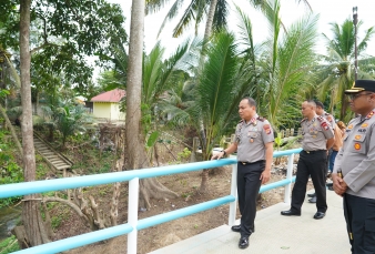 Segera Diresmikan, Kapolda Riau Cek Jembatan Merah Putih di Kampar