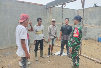 Babinsa Pengawas KDKMP Laksanakan Komsos, Berikan Arahan kepada Tukang