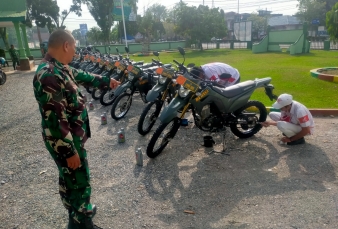 Perawatan Kendaraan Dinas Babinsa Koramil 01/ BKN Lakukan Penggantian Oli Secara Rutin 