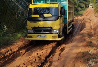 Tantangan Cuaca dan Medan, Prajurit Kodim 0313/KPR Tetap Siaga Kawal Pembangunan Jembatan