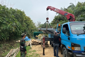 Dobrak Akses Wilayah Terisolir, Kodim 0313/KPR Kawal Pendistribusian Jembatan Aramco