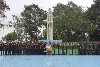 HUT Ke-67 Korem 031/Wira Bima: Dandim 0313/KPR Pimpin Ziarah Rombongan di TMP Kusuma Eka Bakti