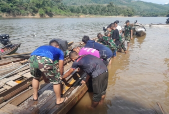 Tembus Arus Sungai Subayang, Material Besi Jembatan Gajah Bertalut Mendarat Aman di Lokasi