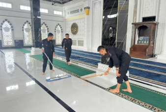 Brimob Polda Riau dan Polres Rohil Gotong Royong di Panipahan, Wujud Nyata Kepedulian Polri