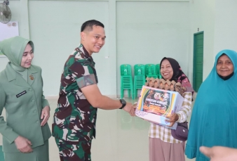 Kodim 0313/KPR Gelar Bakti Sosial dan Pembagian Sembako dalam Rangka HUT ke 67 Korem 031/WB