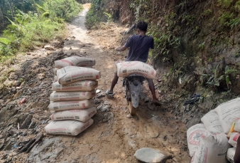 Tembus Isolasi Geografis, Kodim 0313/KPR Distribusikan Bahan Material Jembatan Desa Kota Lama 