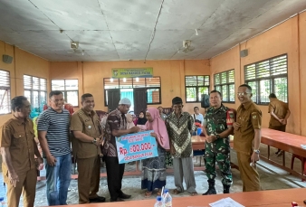 Babinsa Koramil 12/KK Dampingi Pembagian BLT di Desa Bandur Picak