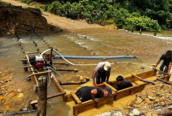 Tingkatkan Ketahanan Jembatan, Satgas Kodim 0313/KPR Gunakan Mesin Penggali di Lokasi Ramco