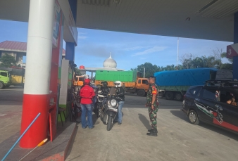 Babinsa Koramil 12/Xlll Koto Kampar Melaksanakan Pemantauan di SPBU diwilayah