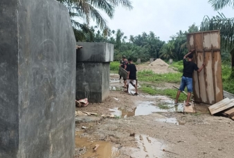 Satgas Kodim 0313/KPR Lepas Mal Beton dan Sempurnakan Pondasi Jembatan Muara Musu