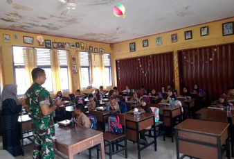 Babinsa Koramil 12/XIII Koto Kampar Antusias Mendampingi Program Makanan Bergizi di Sekolah